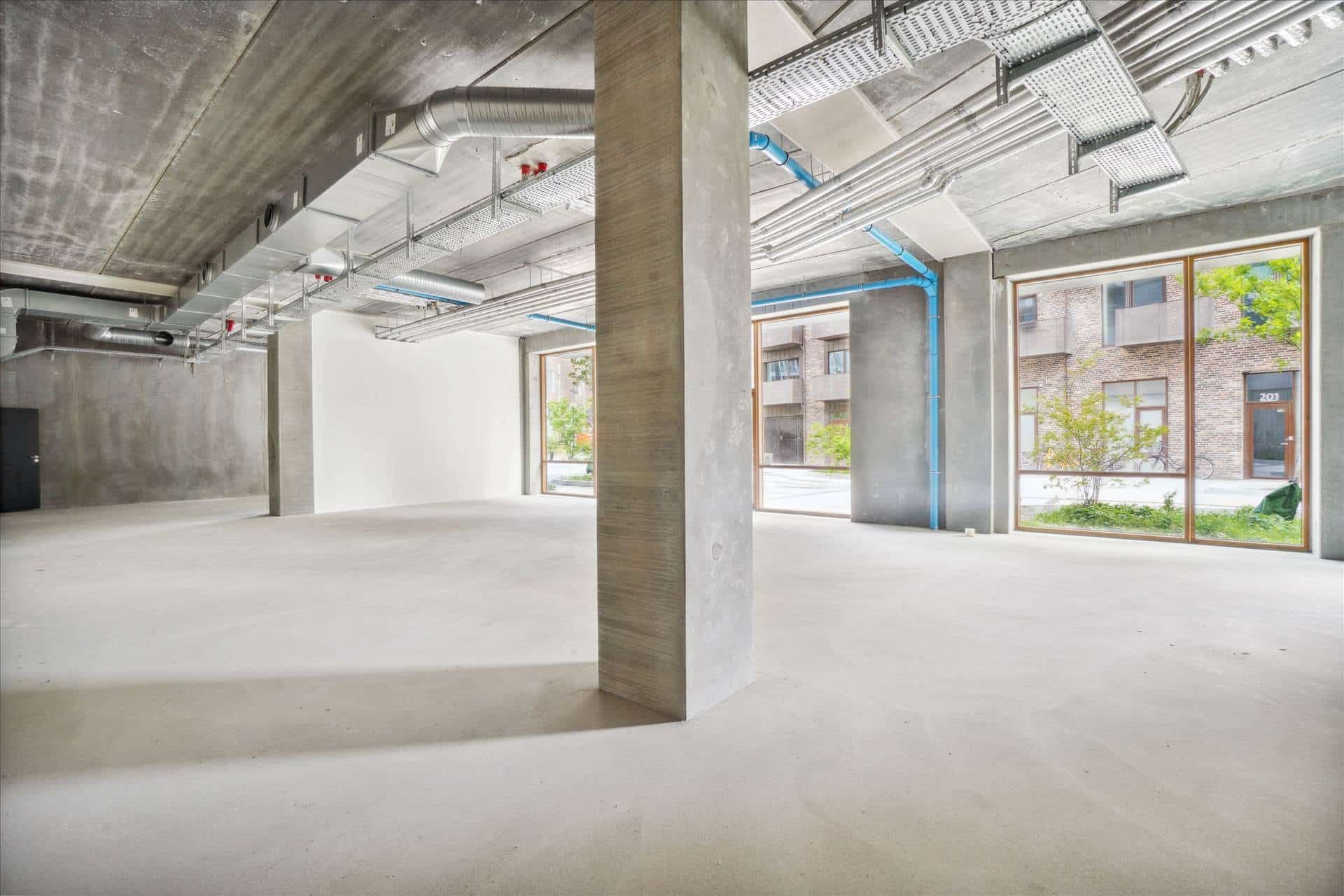 Moderne lejemål med store vinduer og mægtige søjler. Tæt på Rema1000 og KUA. Bygningen har lyse interiører og funktionelle