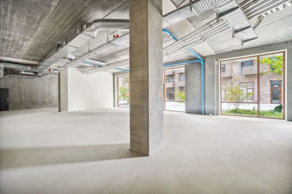 Moderne lejemål med store vinduer og mægtige søjler. Tæt på Rema1000 og KUA. Bygningen har lyse interiører og funktionelle