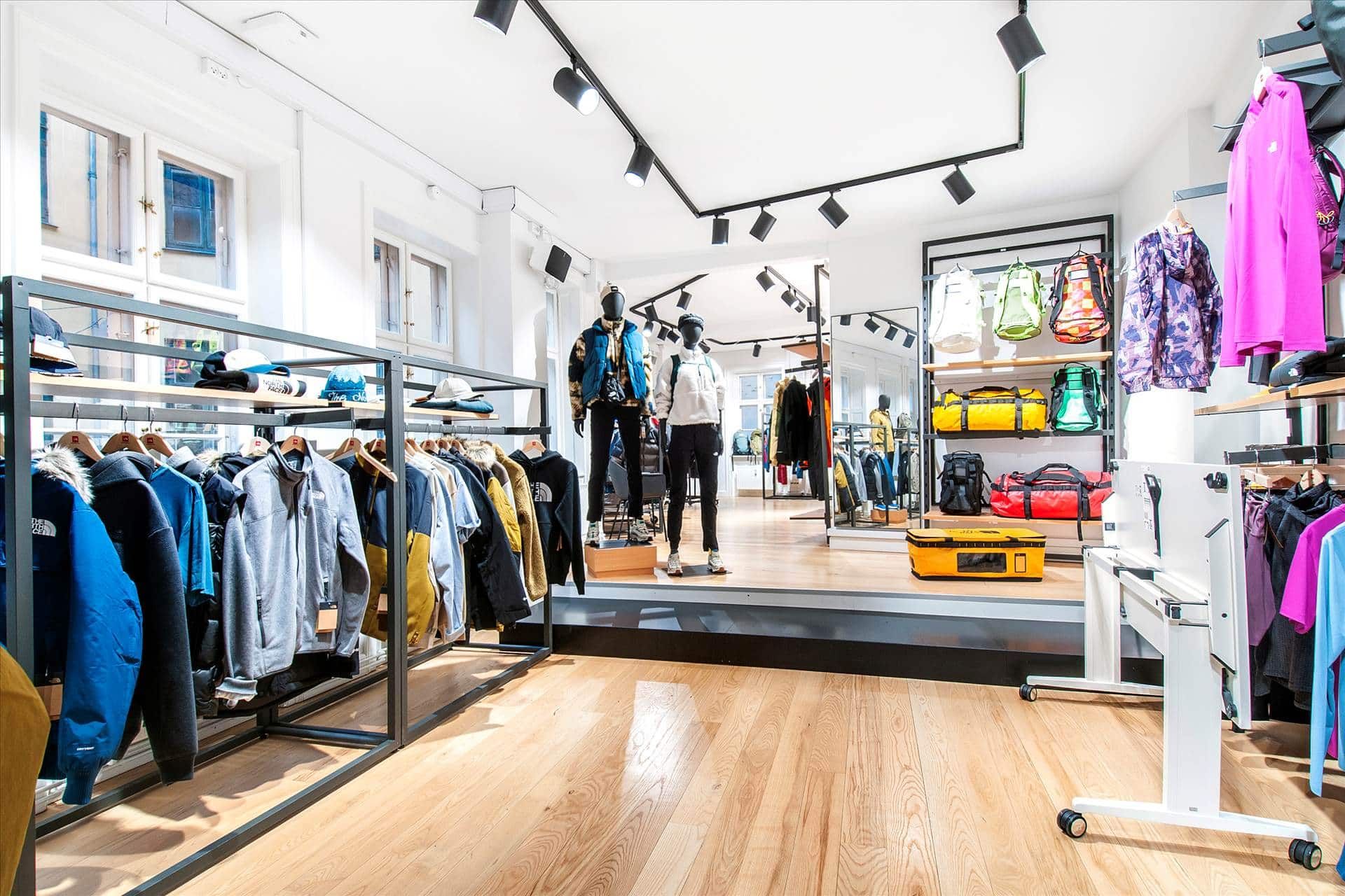 Store med The North Face-tøj, sportstasker og jakker. Mærker som The North Face og The Ok. Hængekøjer med knap til tøj. Gulv