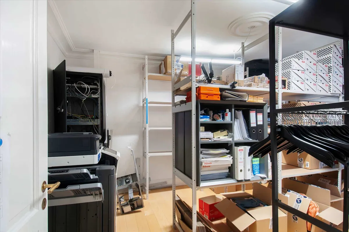 Lejemål med servere, printere og stk. lagerudstyr samt klædeskabshængere og stk. stk. papkasser