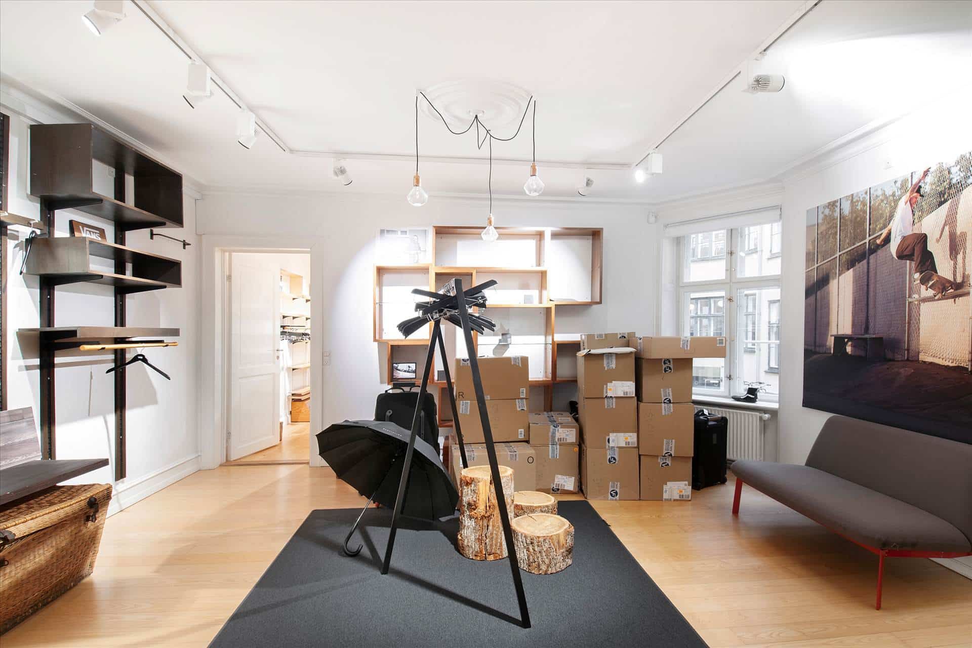 Lejlighed med luksuriøs interiørindretning og loftsbøjler, træstammer og lysekroner samt rummelige smykkehylder og