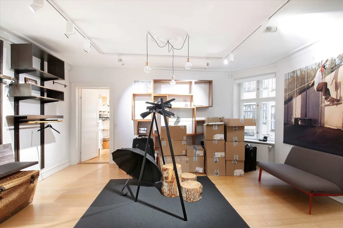 Lejlighed med luksuriøs interiørindretning og loftsbøjler, træstammer og lysekroner samt rummelige smykkehylder og