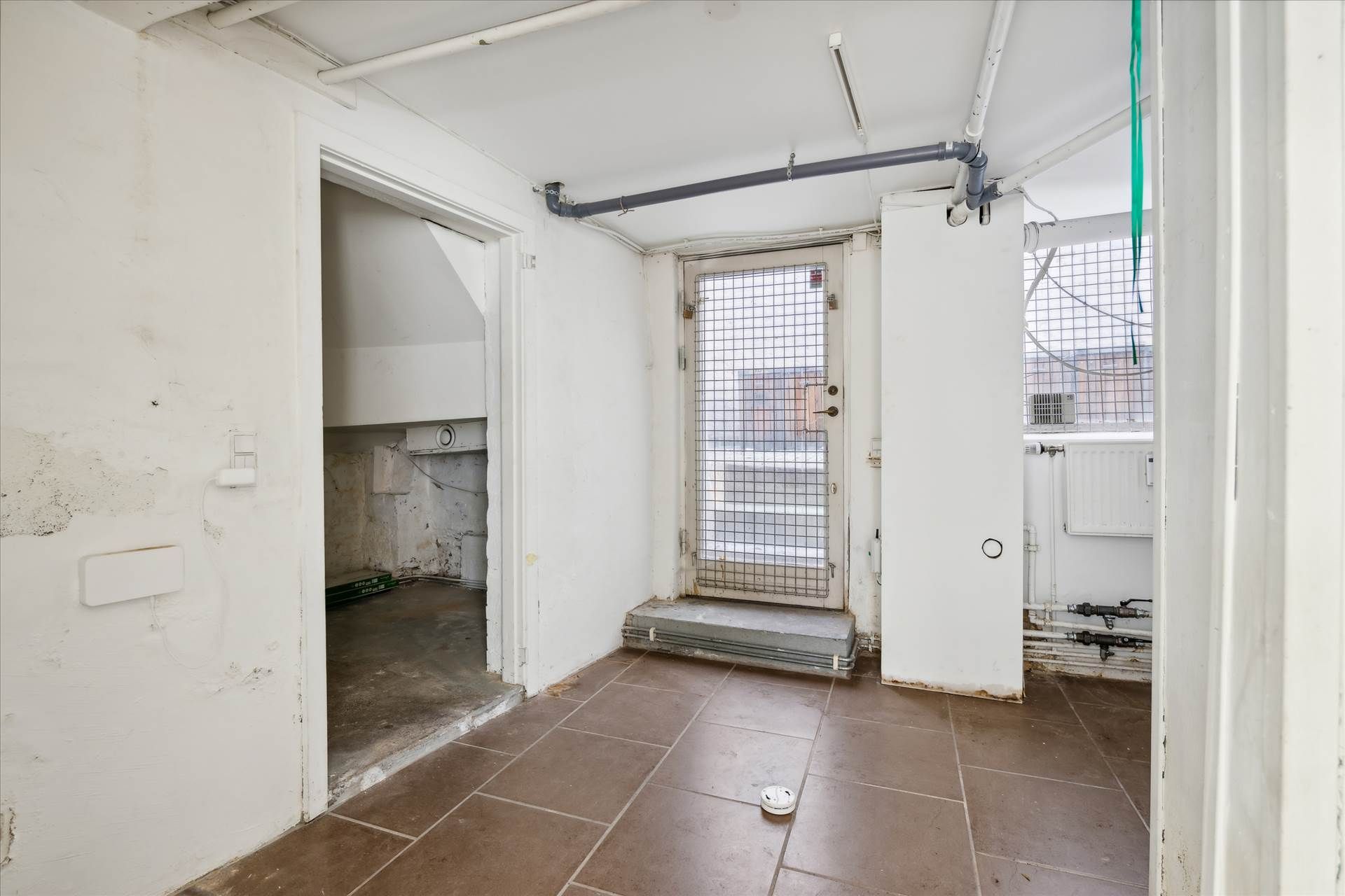 Ingen tekst på billedet. Men butikken i Fiolstræde ligger kun 100 meter fra Nørreport Station og har masser af caféer og