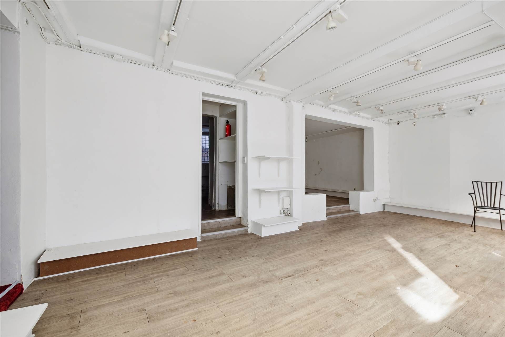 Store rummelige lokaler med højt til loftet, lyse loftsspots og store vinduer til gården. Tre rum i lokalet med store