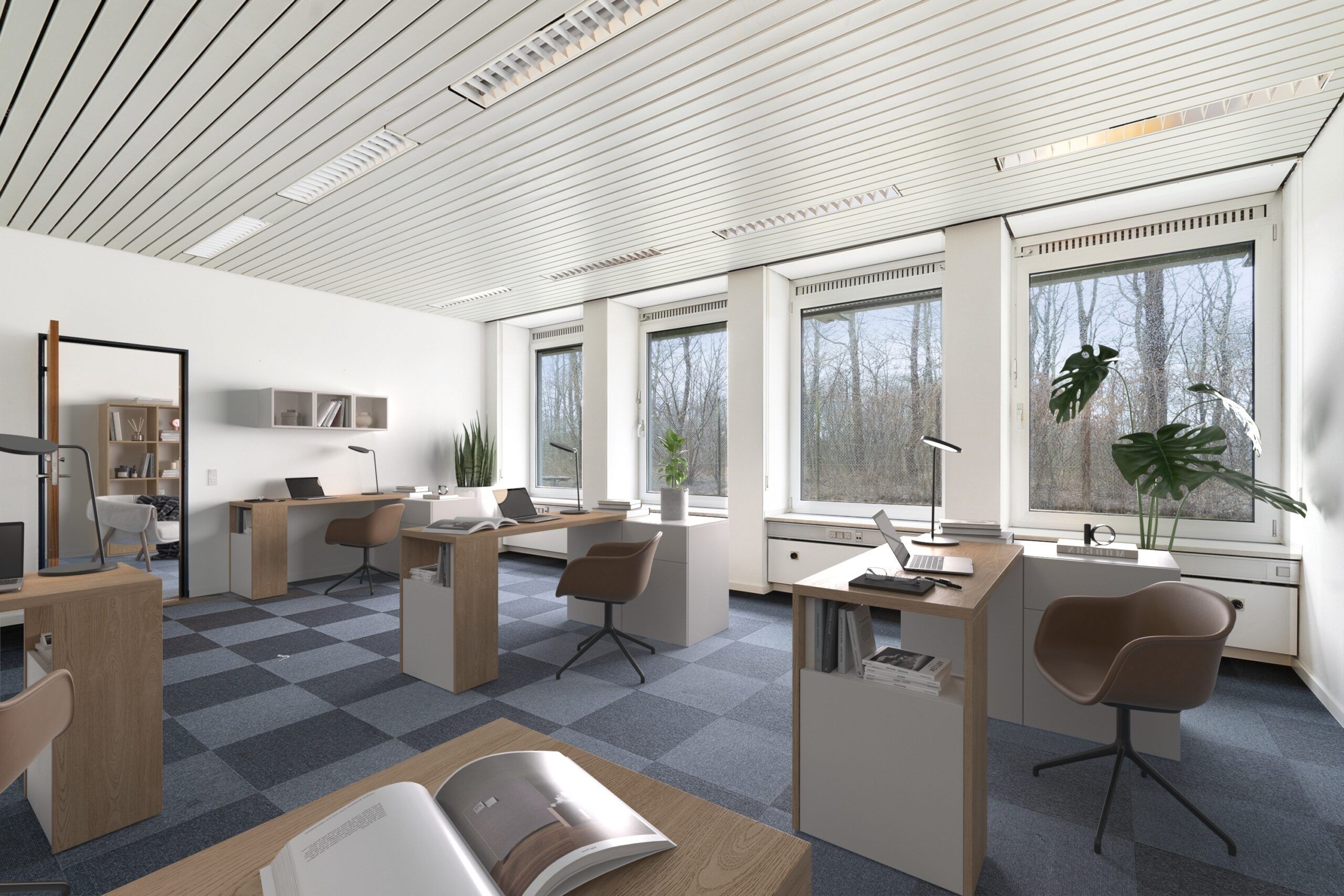 Et moderne kontor med højloft, vinduer, trægulve og møbler som skriveborde, stole og plante.