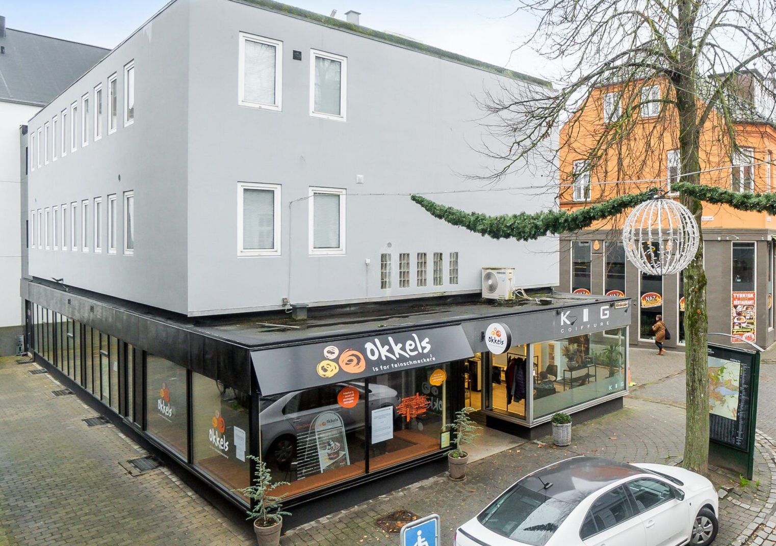 Lejemål i Kolding med facade mod gågade og et moderne kioskhus med Kig Coiffure-forretning i første etage