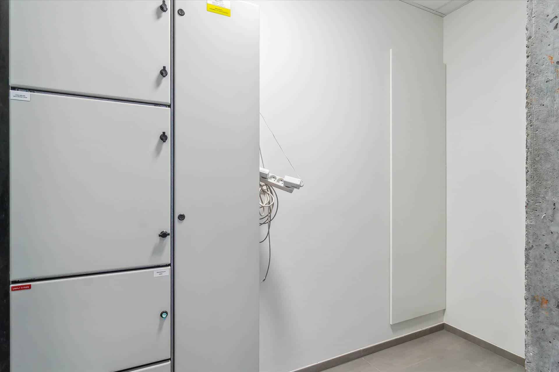 Kortere lejeperiode: 2 erhvervsenheder med hjørnebeliggenhed og mulighed for udsugning. Hjørnebeliggenhed med adgang til