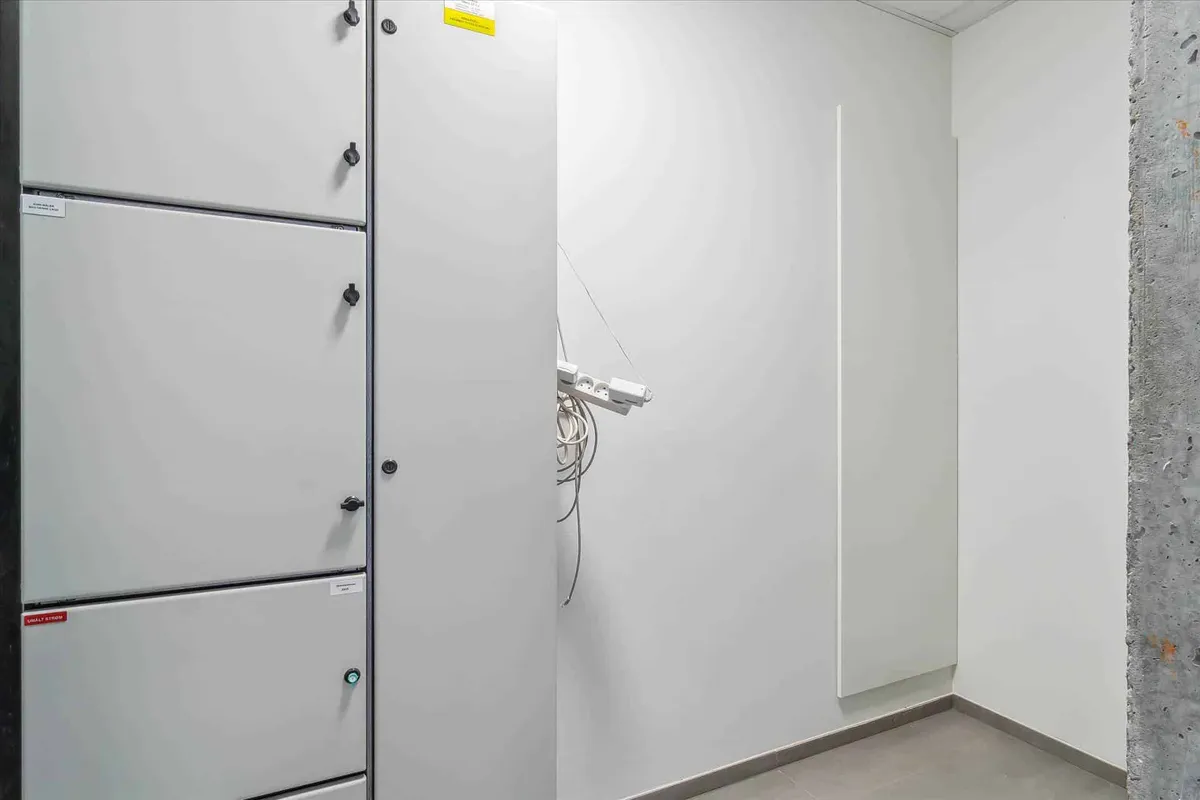 Kortere lejeperiode: 2 erhvervsenheder med hjørnebeliggenhed og mulighed for udsugning. Hjørnebeliggenhed med adgang til