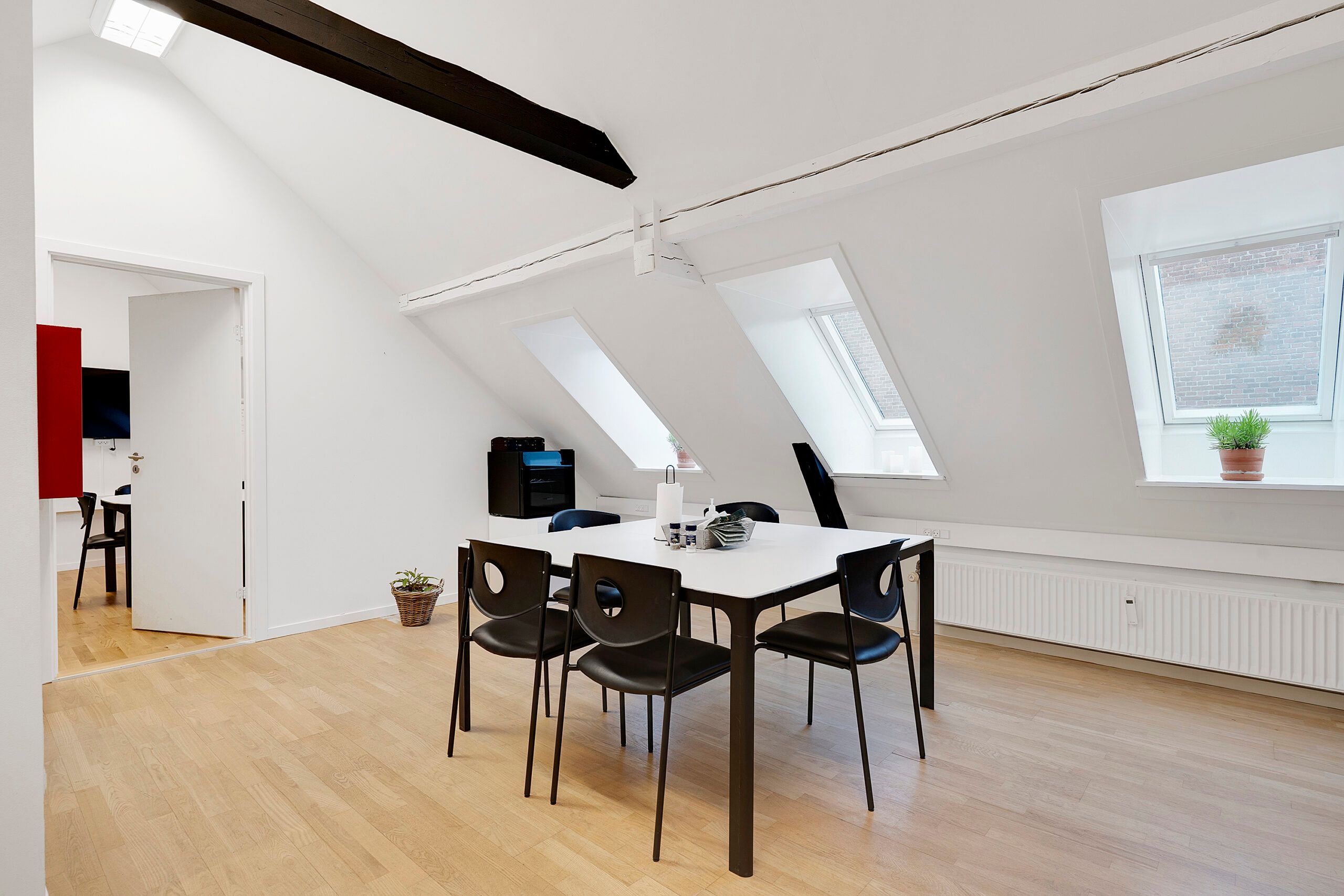 Kontorlejemål med åbent køkken og lyse lofter samt højt til loftet og tre loftsvinduer