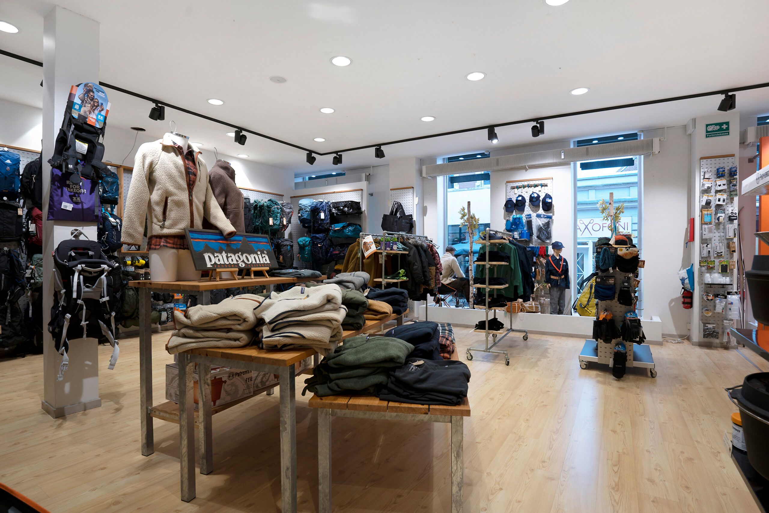 Købmandsgade med mærkevarer som Patagonia og Ex Officio, tøj og tasker udstillet, samt udsalgspriser