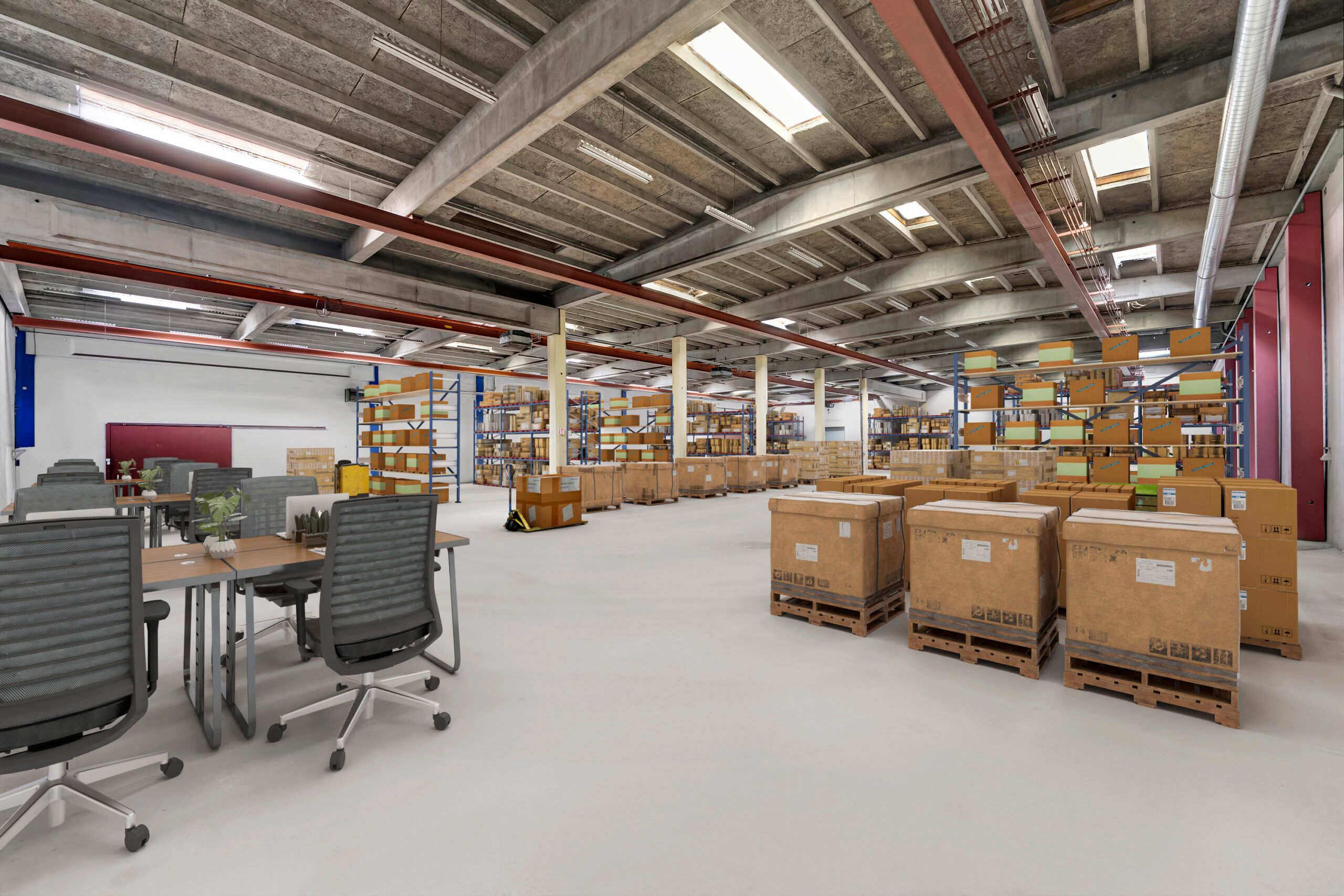 Lager med flere borde og stolpehyller med kasser, lysekroner og lys på loftet og vinduer.