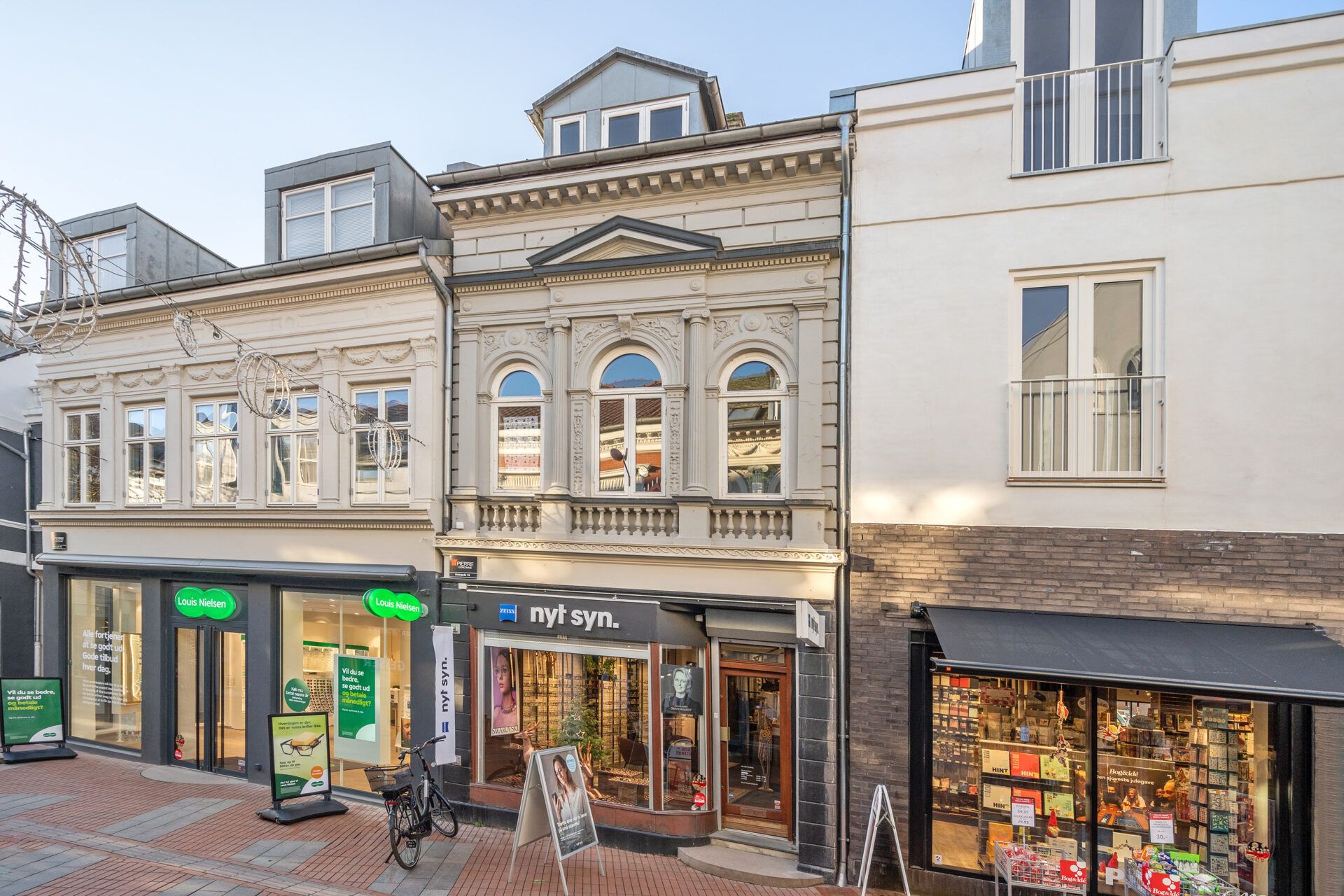 Markant butikslejemål på Kolding gågade med tre store butikker og smukke vinduer