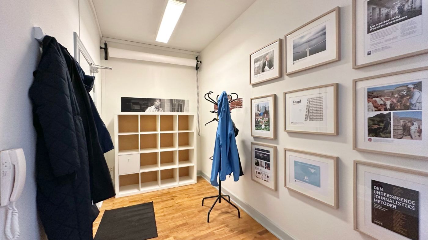 Lejlighed med hængehylde, garderobe, hængeklæder og flere billeder på væggen