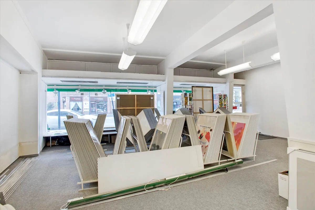 Store rammer og plakater i en tom butikslokal i Kgs. Lyngby med gode facadevinduer og nem indretning.