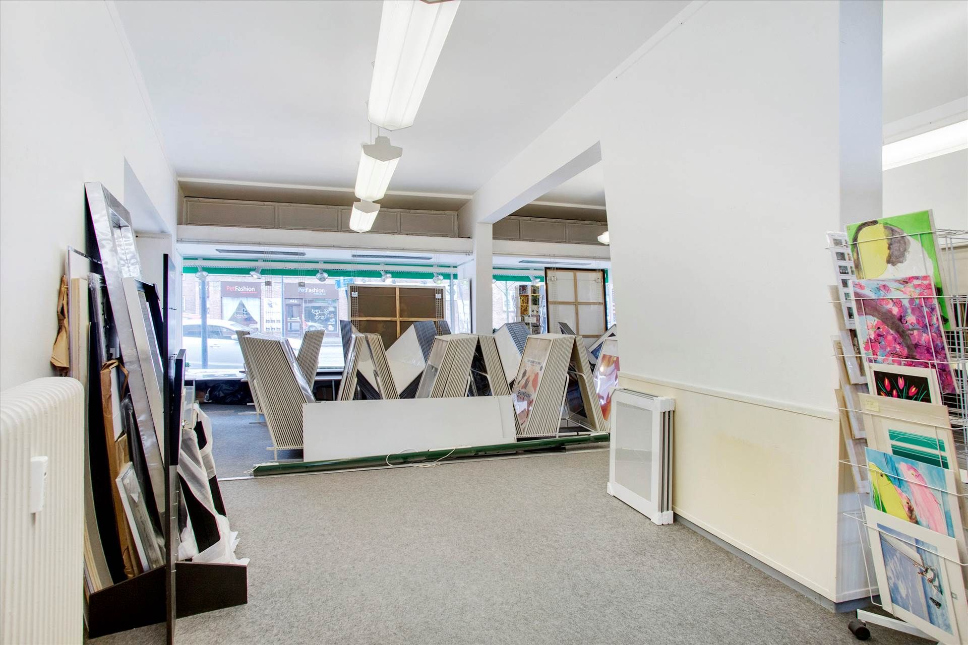 Lejlighed med butikslokale i centrum af Kgs. Lyngby St. med store vinduer og mulighed for nem indretning