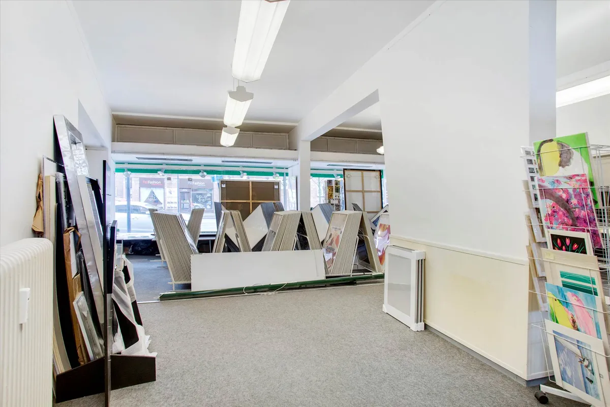 Lejlighed med butikslokale i centrum af Kgs. Lyngby St. med store vinduer og mulighed for nem indretning