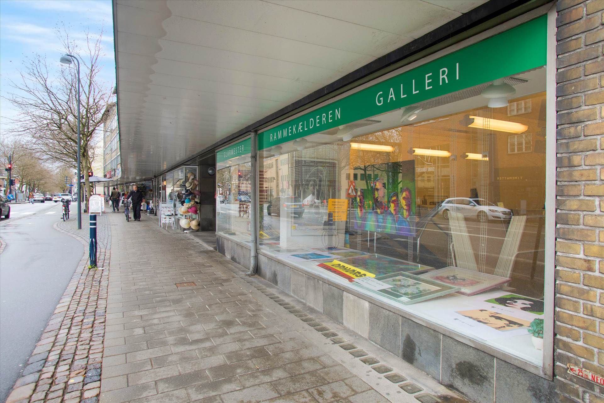 Galleri i Kgs. Lyngby med store vinduer og flotte kunstværker udstillet. Butik er let at indrette og har god beliggenhed.
