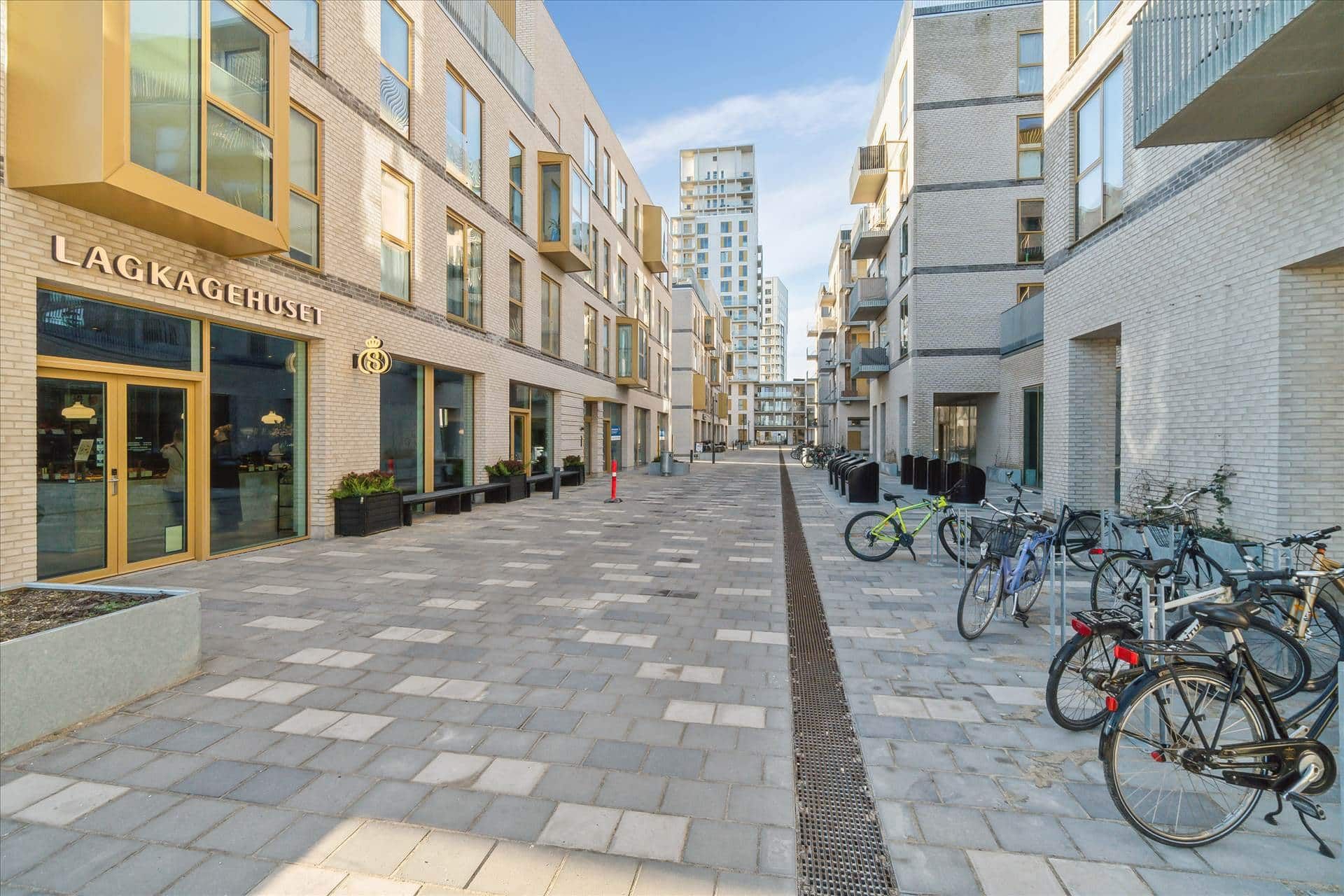 En tom gågade med Lagkagehuset i baggrunden og cykler parkeret på højre side