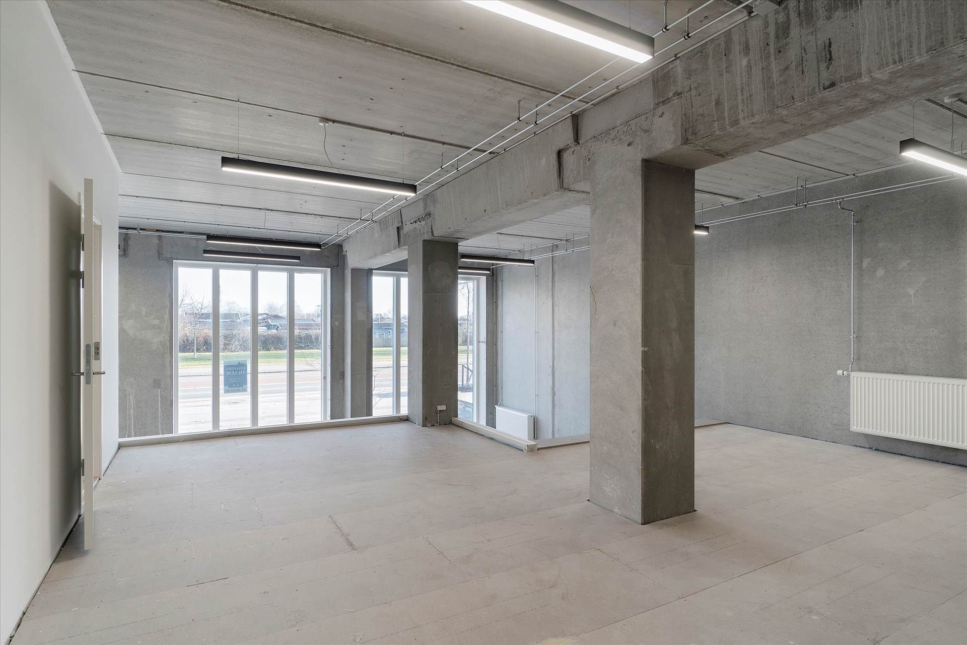 Store erhvervslokaler med store ruder og højt til loftet, der er under renovering