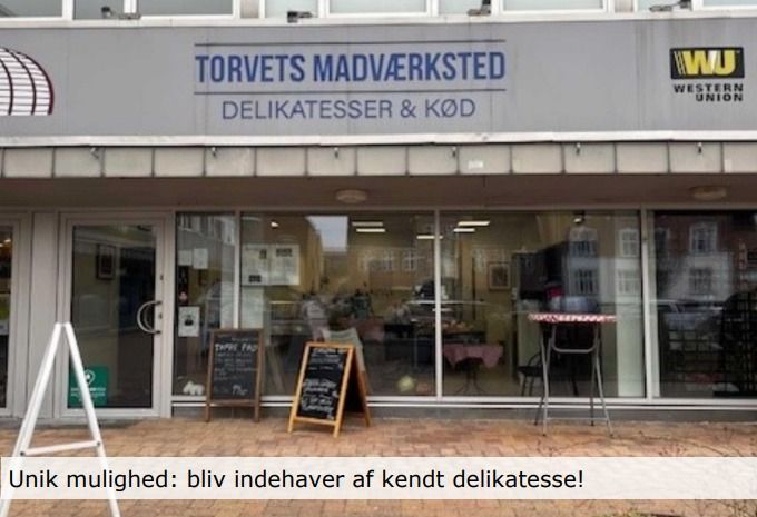 En vinduesfront af Torvets Madværksted med teksten Delikatesser & Kød og tekst på dansk