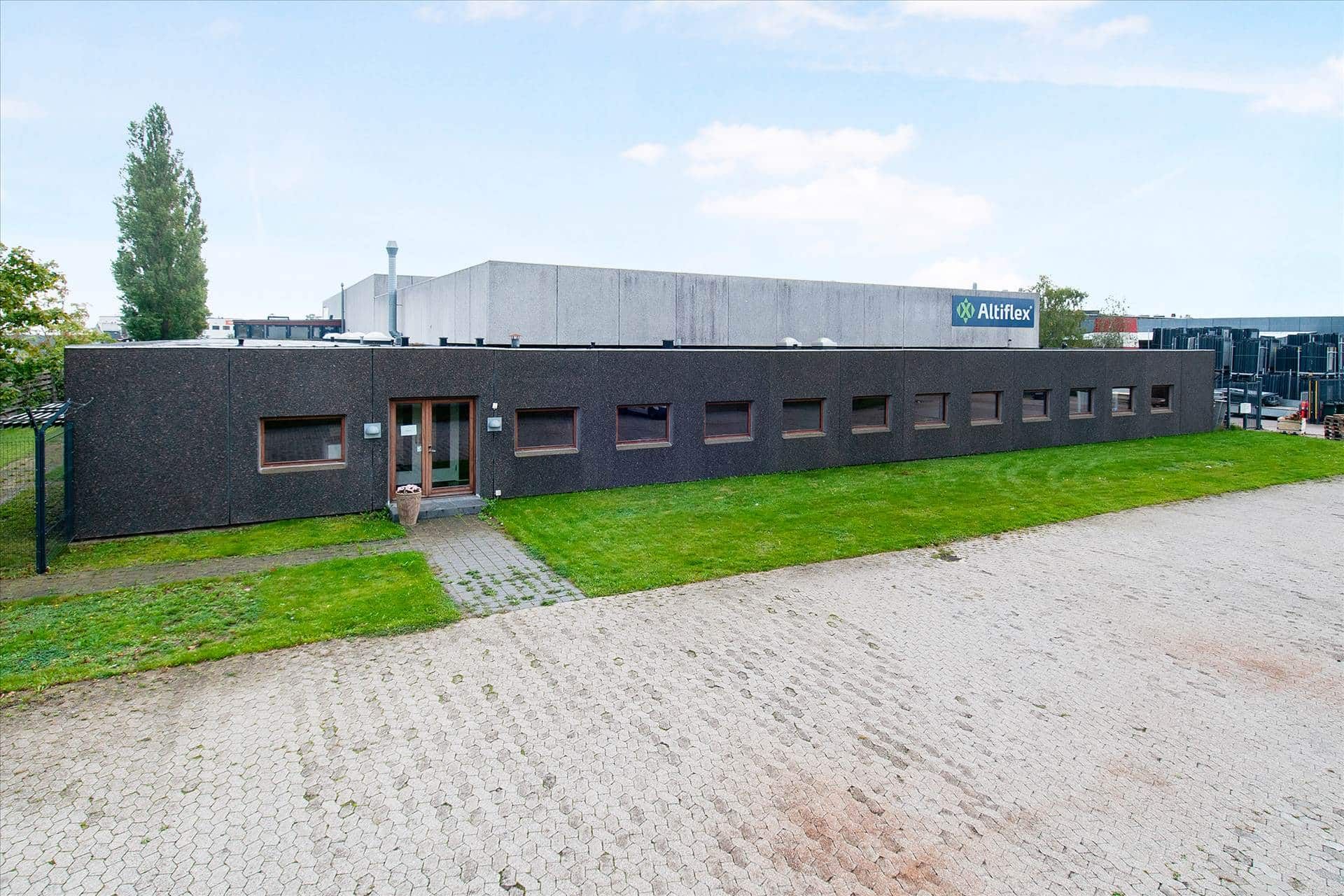Kontorbyggeri i Avedøre med 380 m² kontor og 10 separate kontorrum med lyseruder og store ruder