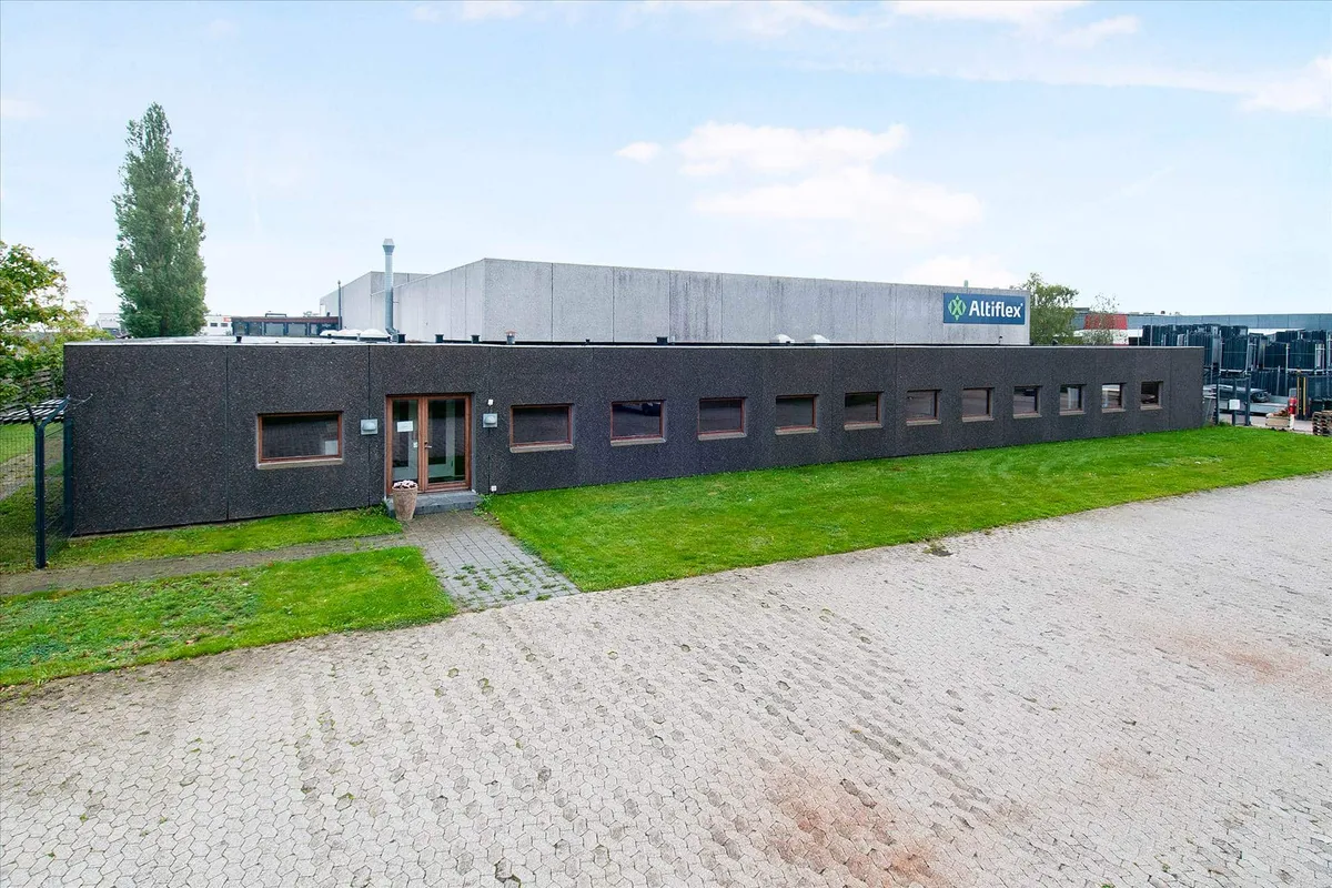 Kontorbyggeri i Avedøre med 380 m² kontor og 10 separate kontorrum med lyseruder og store ruder