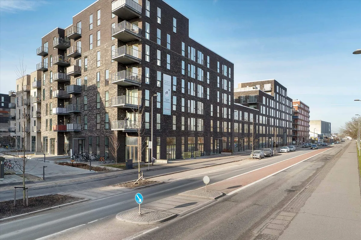 Moderne lejlighedsbyggeri med høje bygninger, balkoner og grønne områder i Københavns nærområder