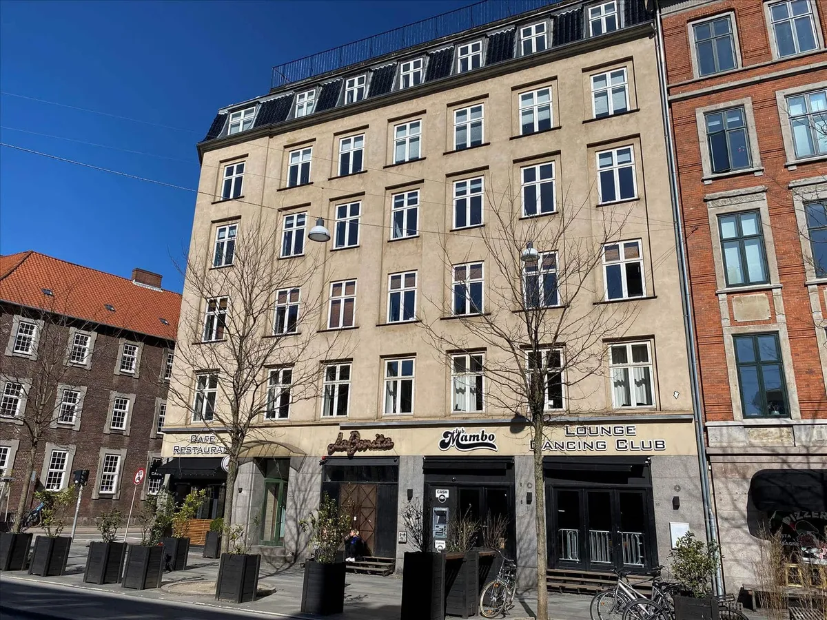 Lejlighed med udsigt over byen ligger på 5. sal og har udsigt over byens tage