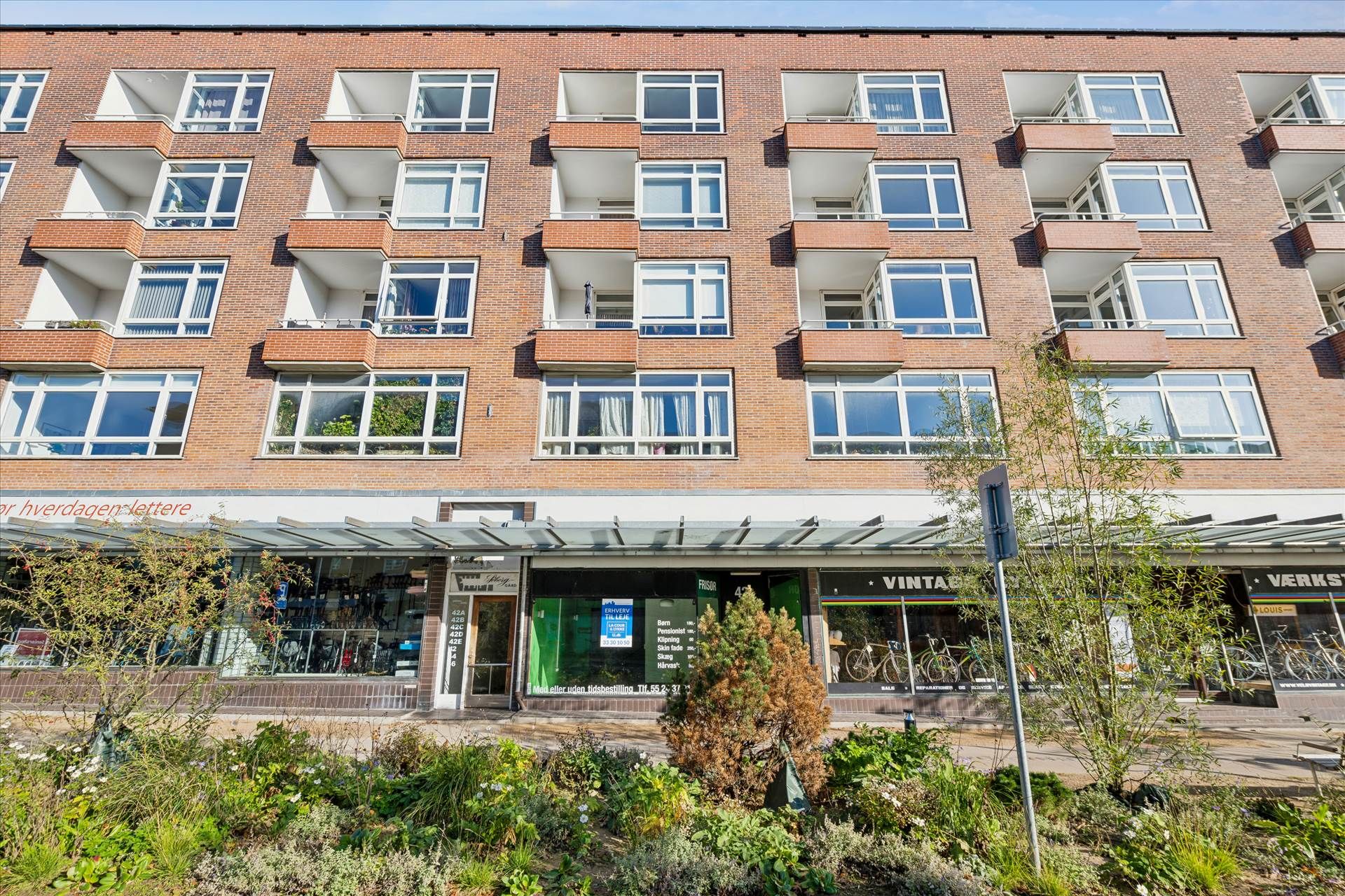 Forretningslokaler med forretninger som Hverdagslettere, Vintag og Verkst i Søborg. Moderne bygning med terrasser og