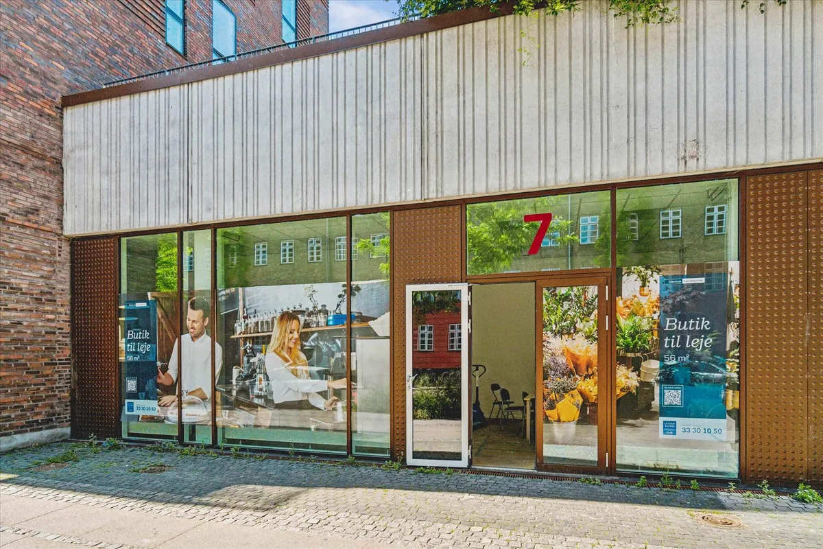 En lille butik til leje på Borgmestervangen, mellem Netto og Mimersparken. Butikken er nyindrettet og har store vinduer med