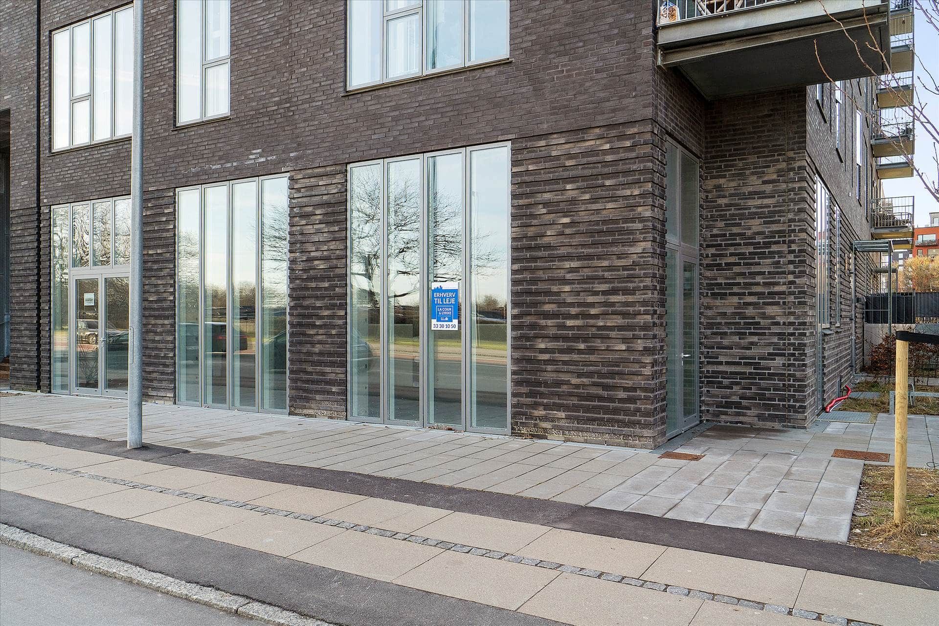 Udlejes kontorer i Amager med glasfront og balkoner, tæt på Haveforeningerne Amager Strand og Sundvænget