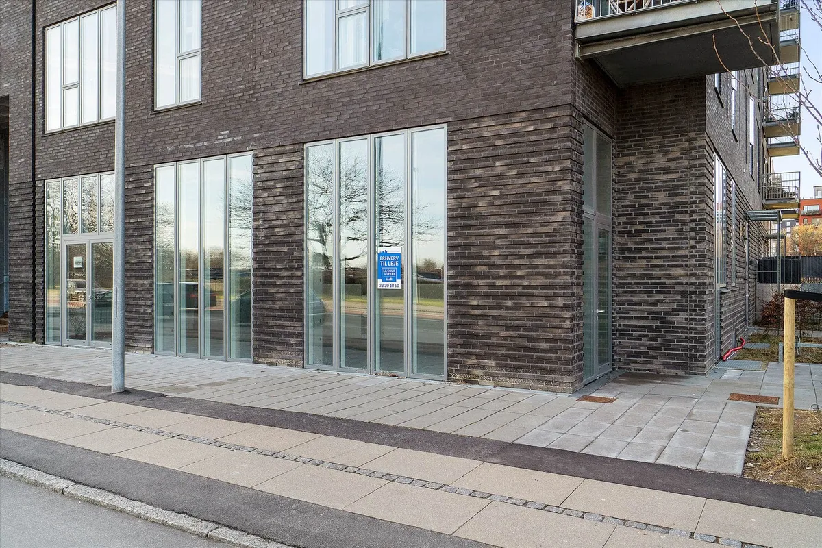 Udlejes kontorer i Amager med glasfront og balkoner, tæt på Haveforeningerne Amager Strand og Sundvænget