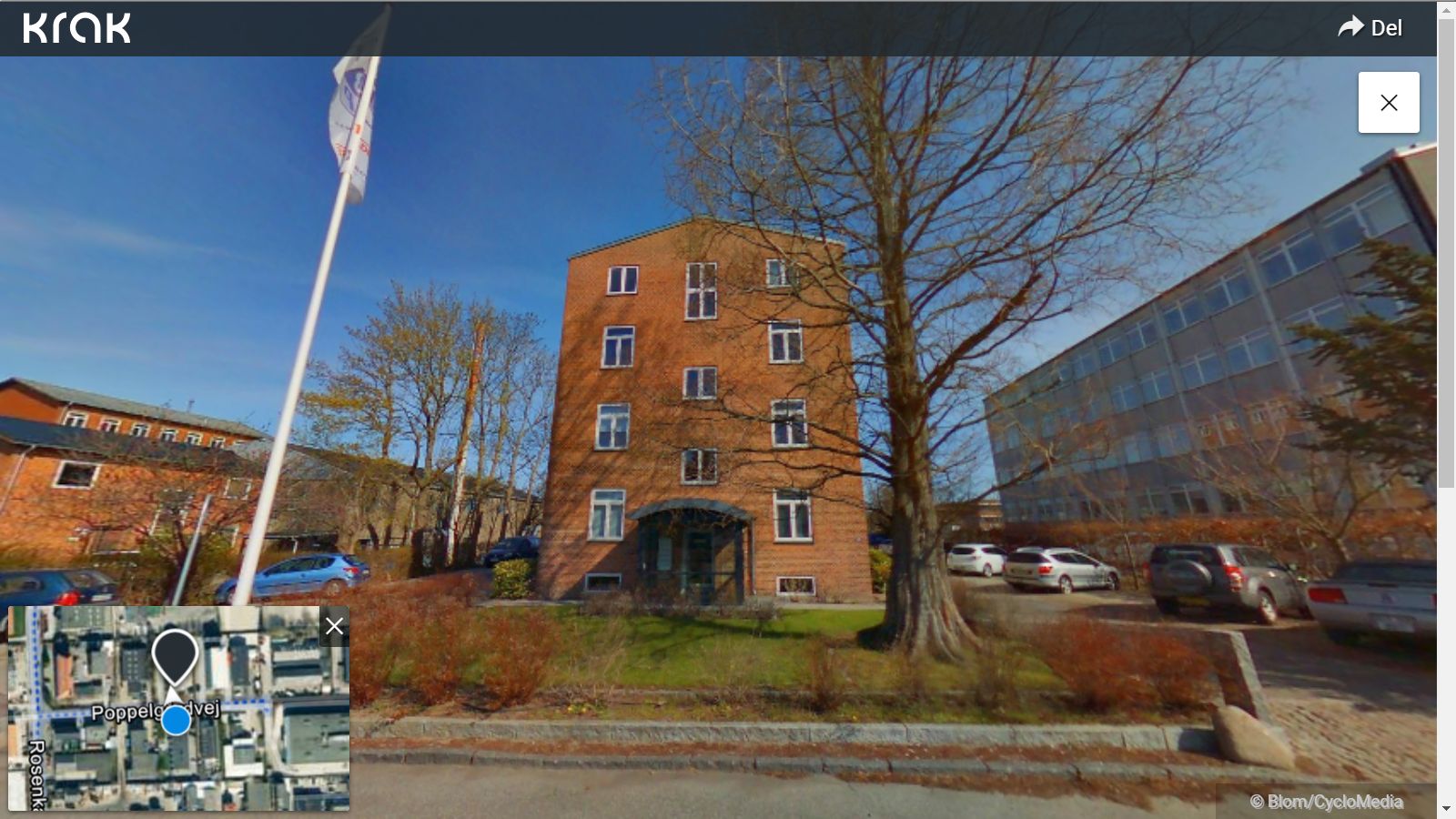 Lejlighed til leje på Poppelgårdvej 7 i Køge. Bygningen er i røde mursten med flere lejligheder. Det er vinter, og der er