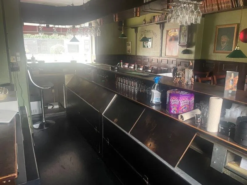 Lejlighed med forretningslokaler i Roskilde til leje. Lejlighed med 111 kvm og forretningslokaler med 120 kvm.