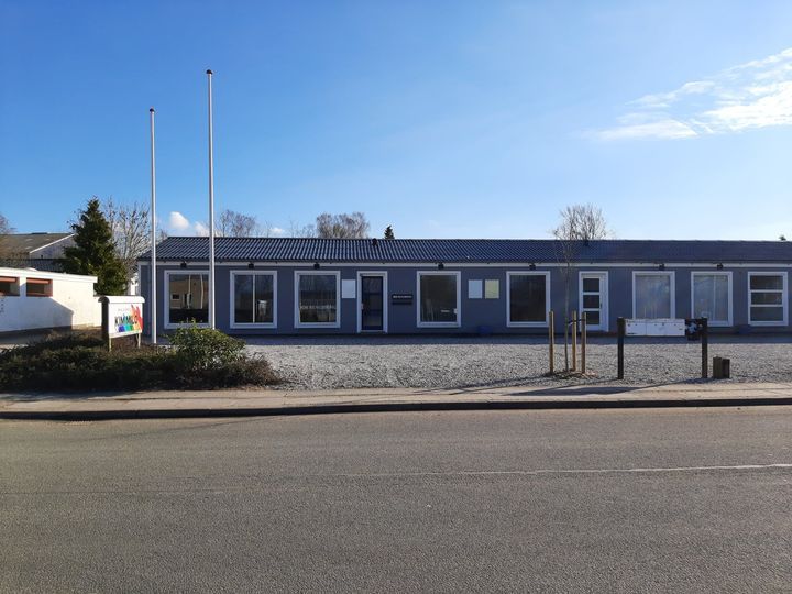 Erhvervslejemål med facade og vinduer er placeret på Smedeskovvej 30 i Galten med busstoppested og parkeringsplads
