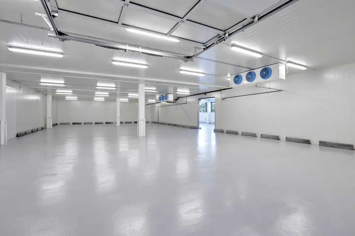 Lager med flere kølefaciliteter i Avedøre Holme. Køleventiler er installeret på loftet, og gulvet er hvidt og blankt. Der er