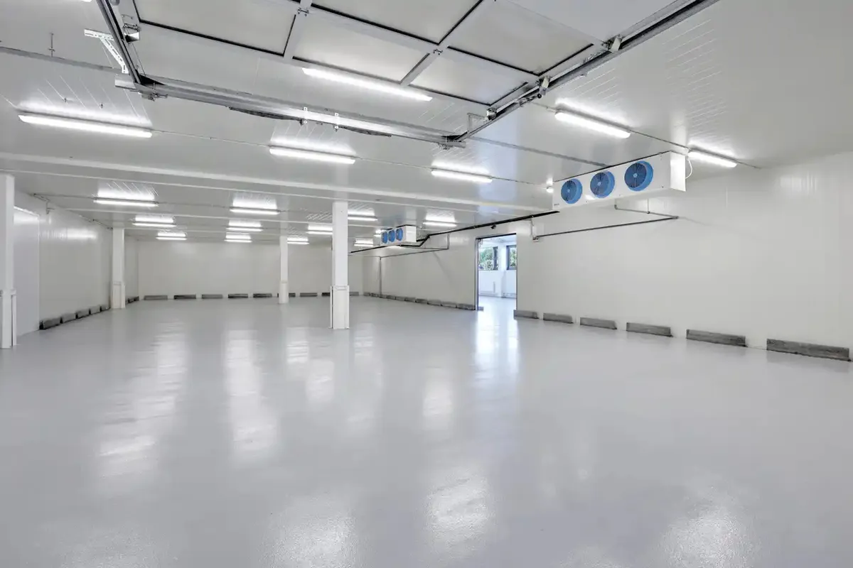 Lager med flere kølefaciliteter i Avedøre Holme. Køleventiler er installeret på loftet, og gulvet er hvidt og blankt. Der er