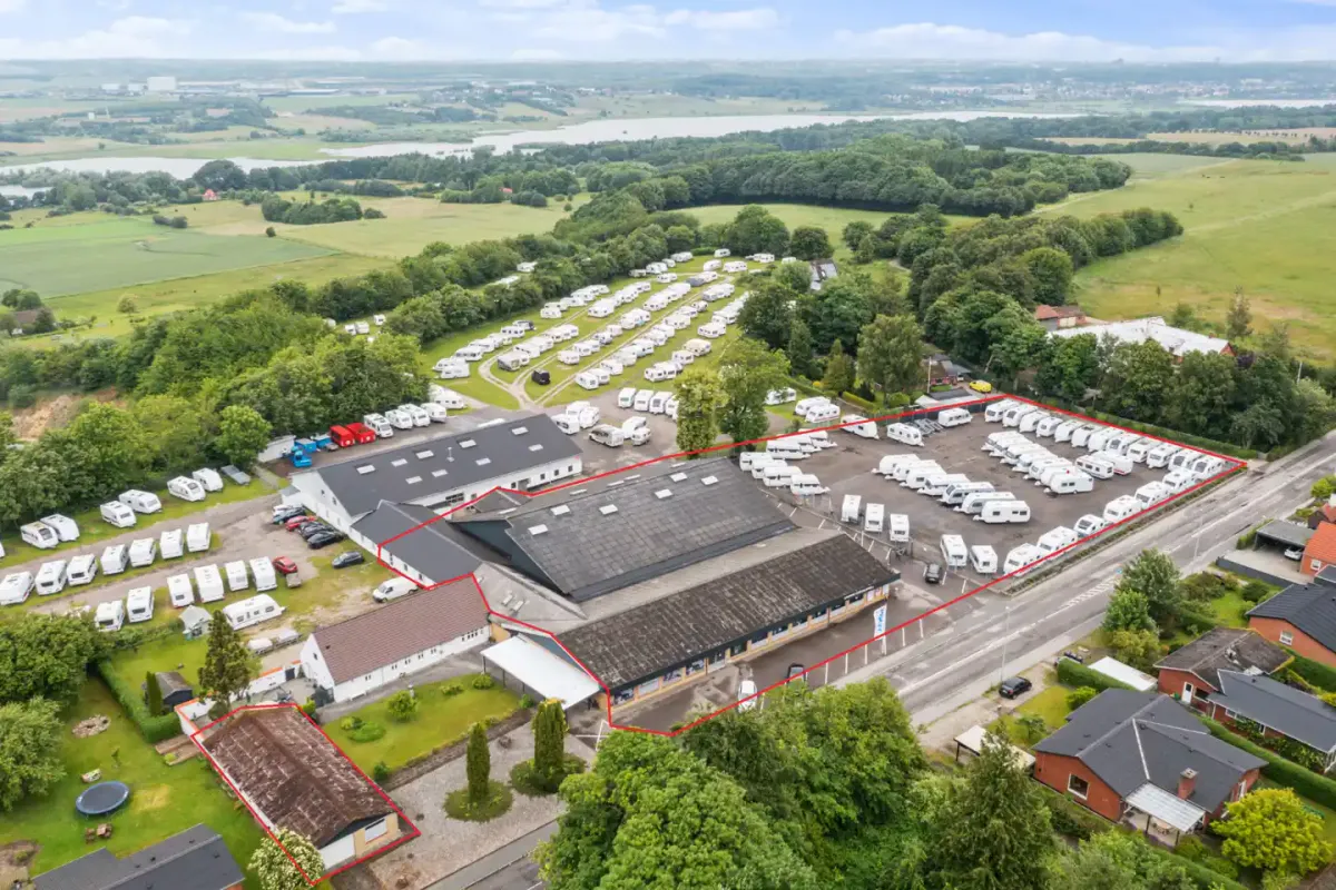 Lejemål med parkeringspladser og garager i Ormslev, tæt på Aarhus C og motorvejsafkørslen. Parkeringspladserne og garagerne