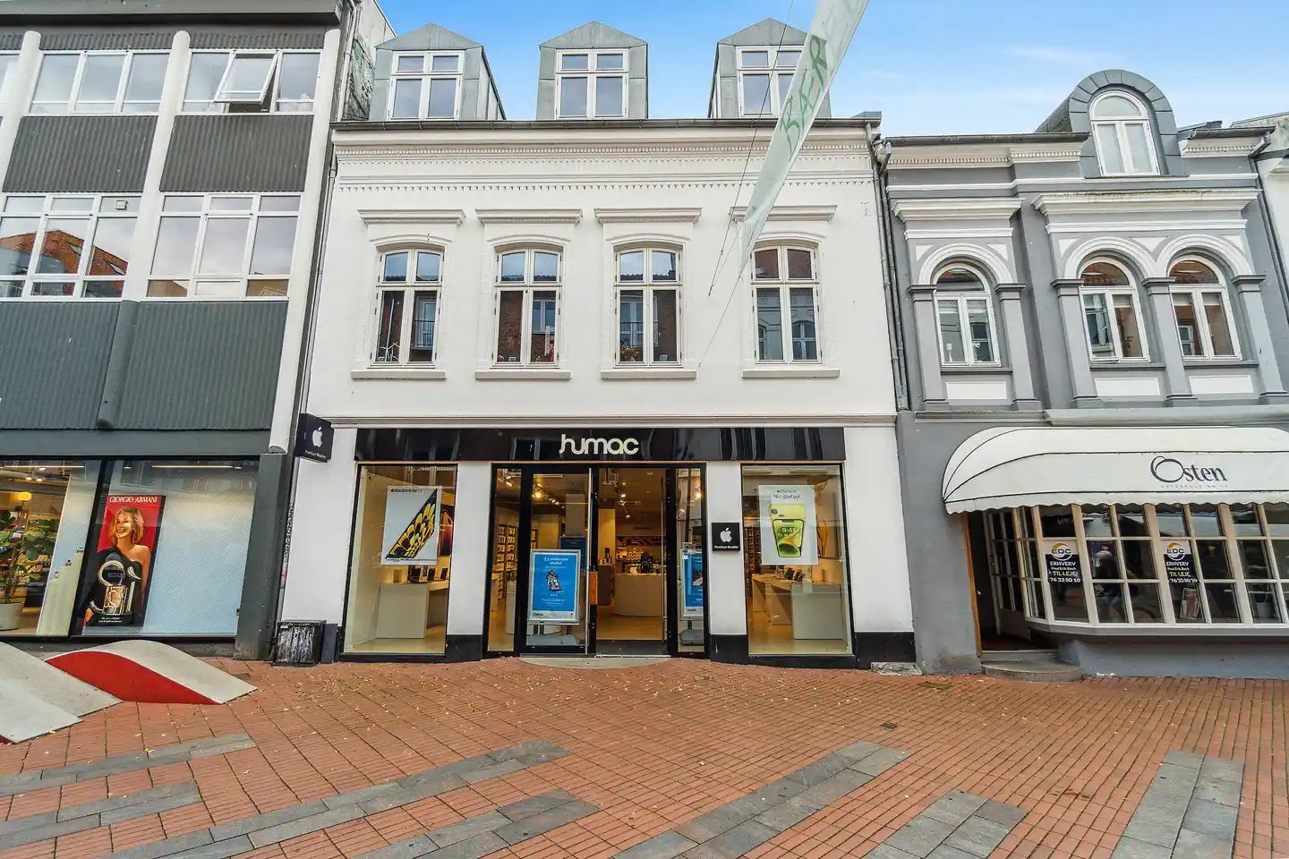 Rummelige butikslokaler med glasvinduer og hvide facader i en smuk bygning i Helligkorsgade 12 i København