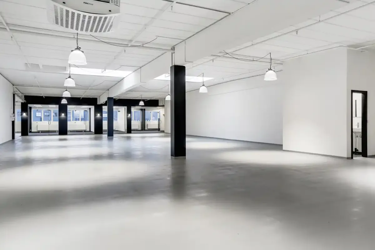 Hvidt lejemål med lys, højloft og glasdøre i Albertslund