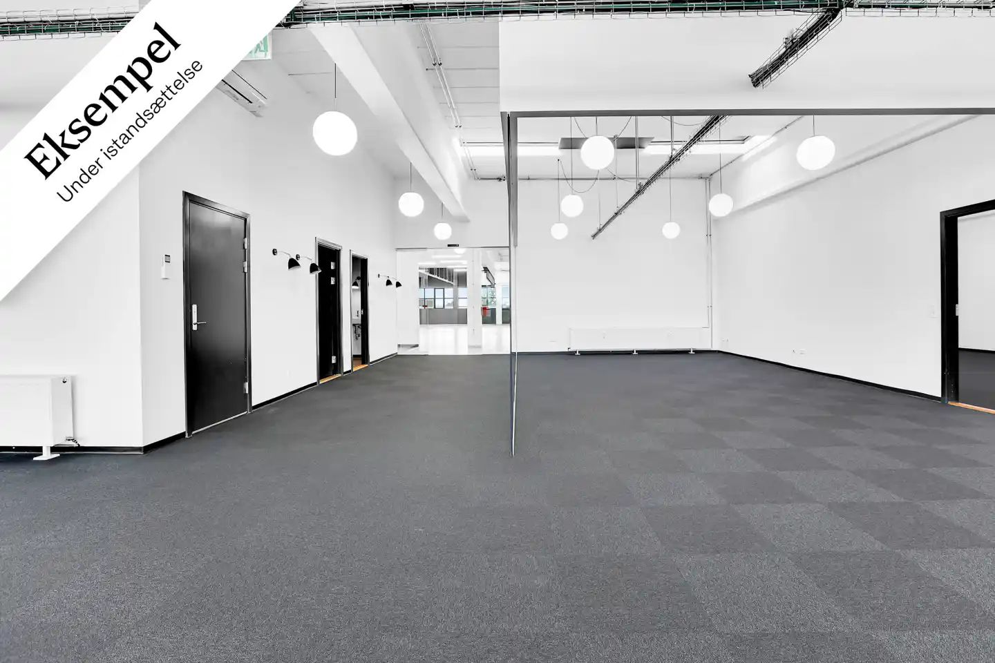 Lagerdelen har adgang via port og rampe, og gulvet er både robust og let at rengøre. Væggene er hvide, og der er hængende