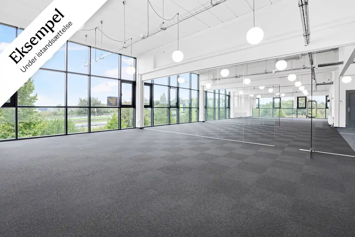 Lagerhal med store vinduer og glasdøre, hvor det er muligt at installere ekstra vinduer og døre. Der er flere lyskroner og