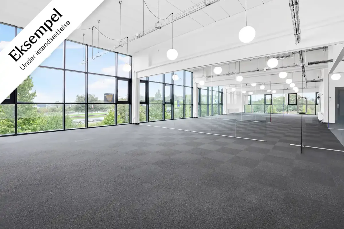 Lagerhal med store vinduer og glasdøre, hvor det er muligt at installere ekstra vinduer og døre. Der er flere lyskroner og