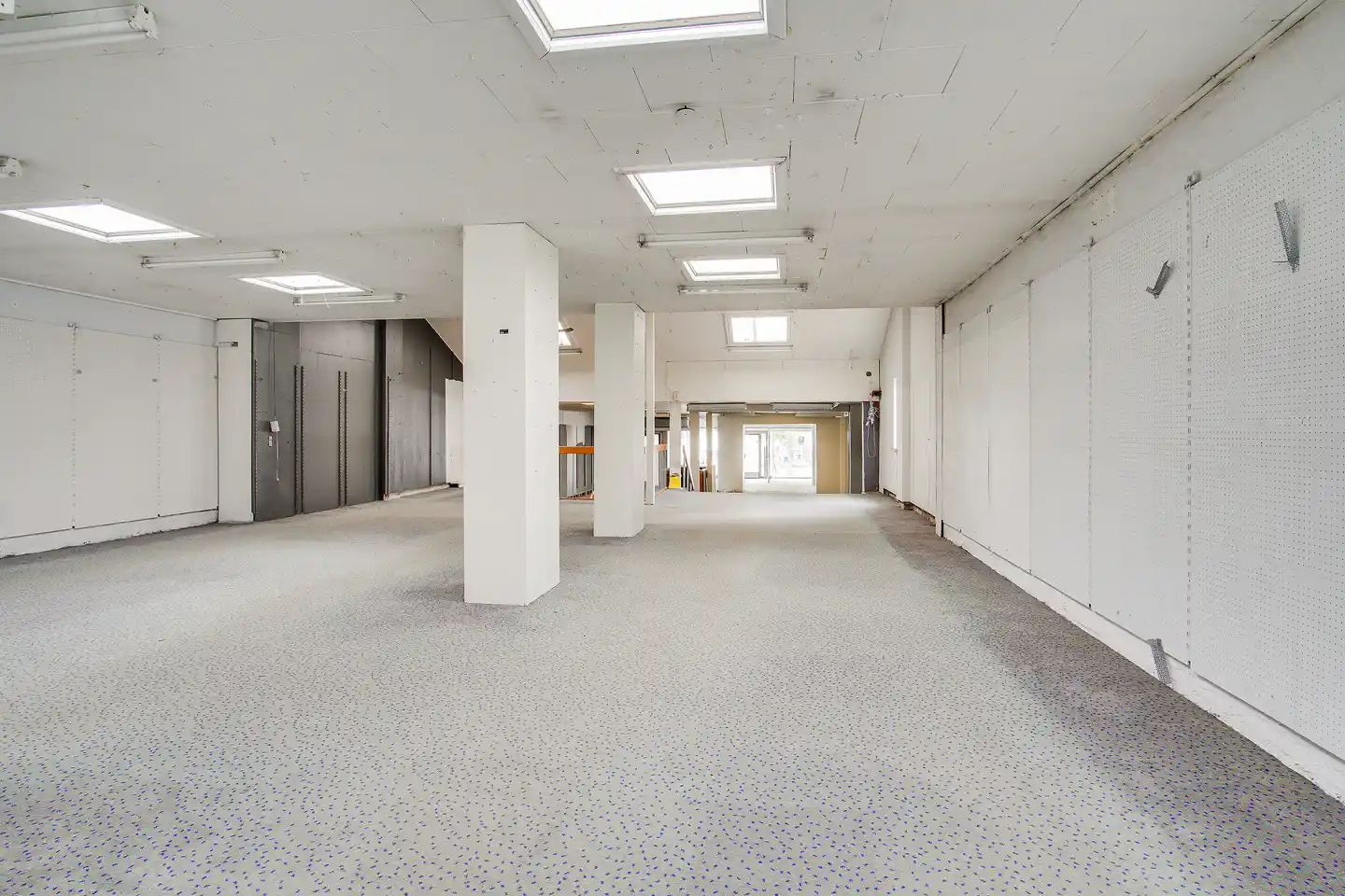 Lejlighed med 870 kvm og højt til loftet, der ligger til Adelgade. Med store vinduespartier og moderne design er den perfekt