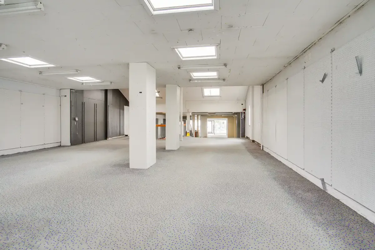 Lejlighed med 870 kvm og højt til loftet, der ligger til Adelgade. Med store vinduespartier og moderne design er den perfekt