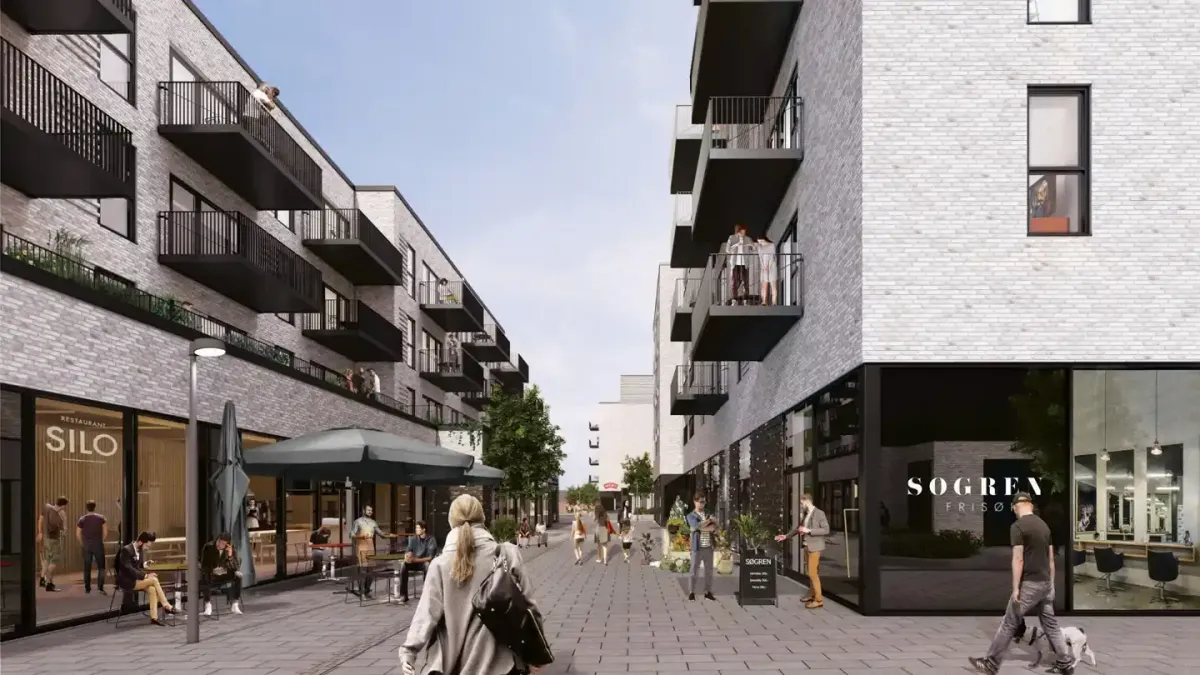 Mennesker går rundt på en gågade og forbi en restaurant med udendørs servering og en butik med navnet Sogren