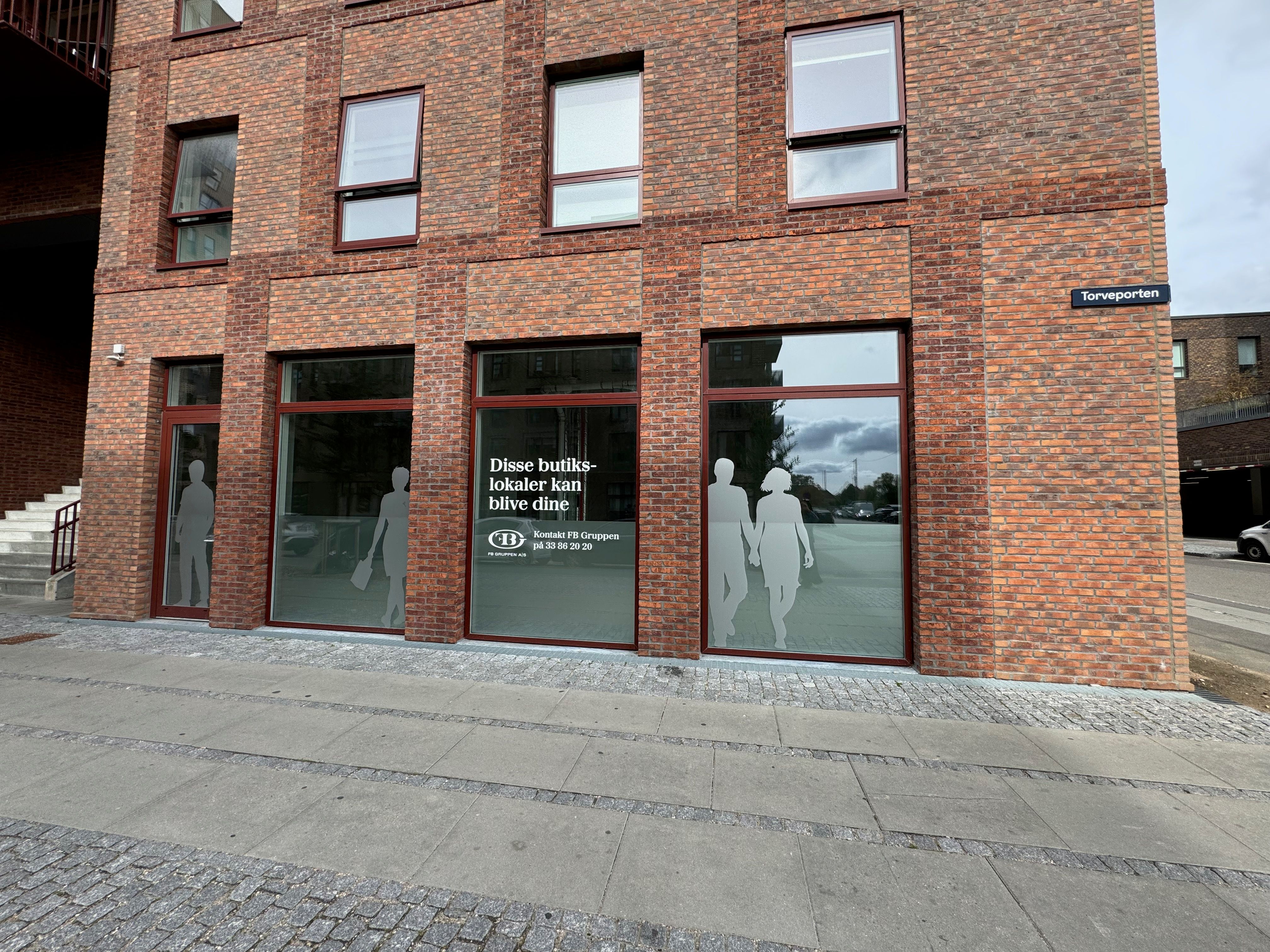 Disse butikslokaler kan lejes på Torveporten 33. Kontakt FB Gruppen for mere information om kontorer til leje.