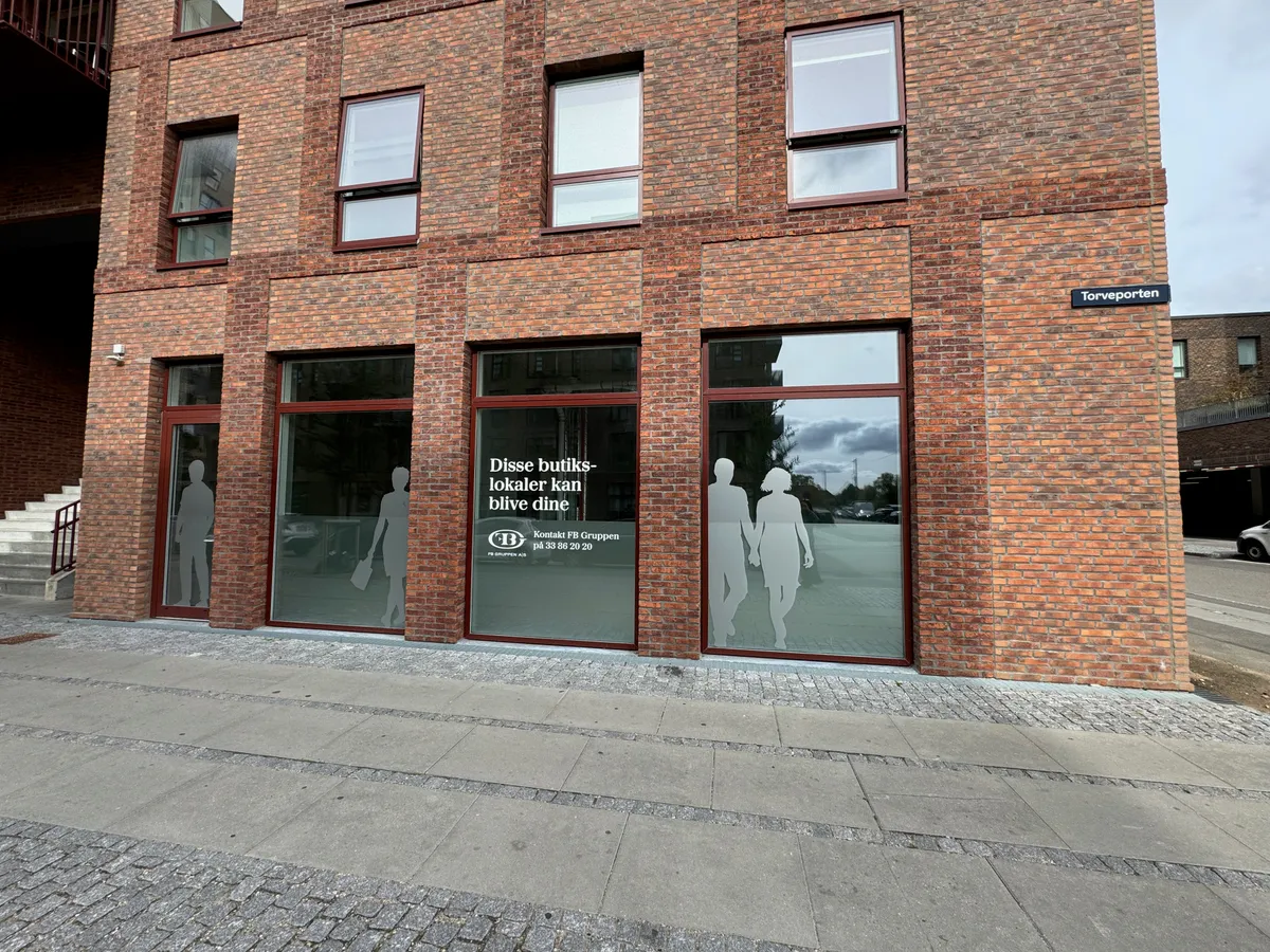 Disse butikslokaler kan lejes på Torveporten 33. Kontakt FB Gruppen for mere information om kontorer til leje.