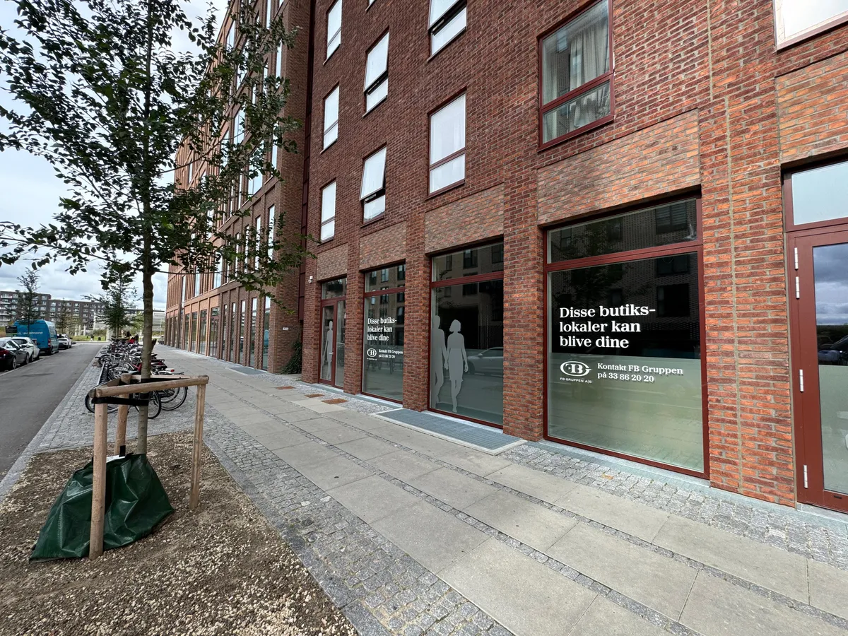 Butikslokaler til leje i Valby. Kontakt FB Gruppe på 33 86 20 20. Adgang til lejemålet sker via en terrasse med grønne