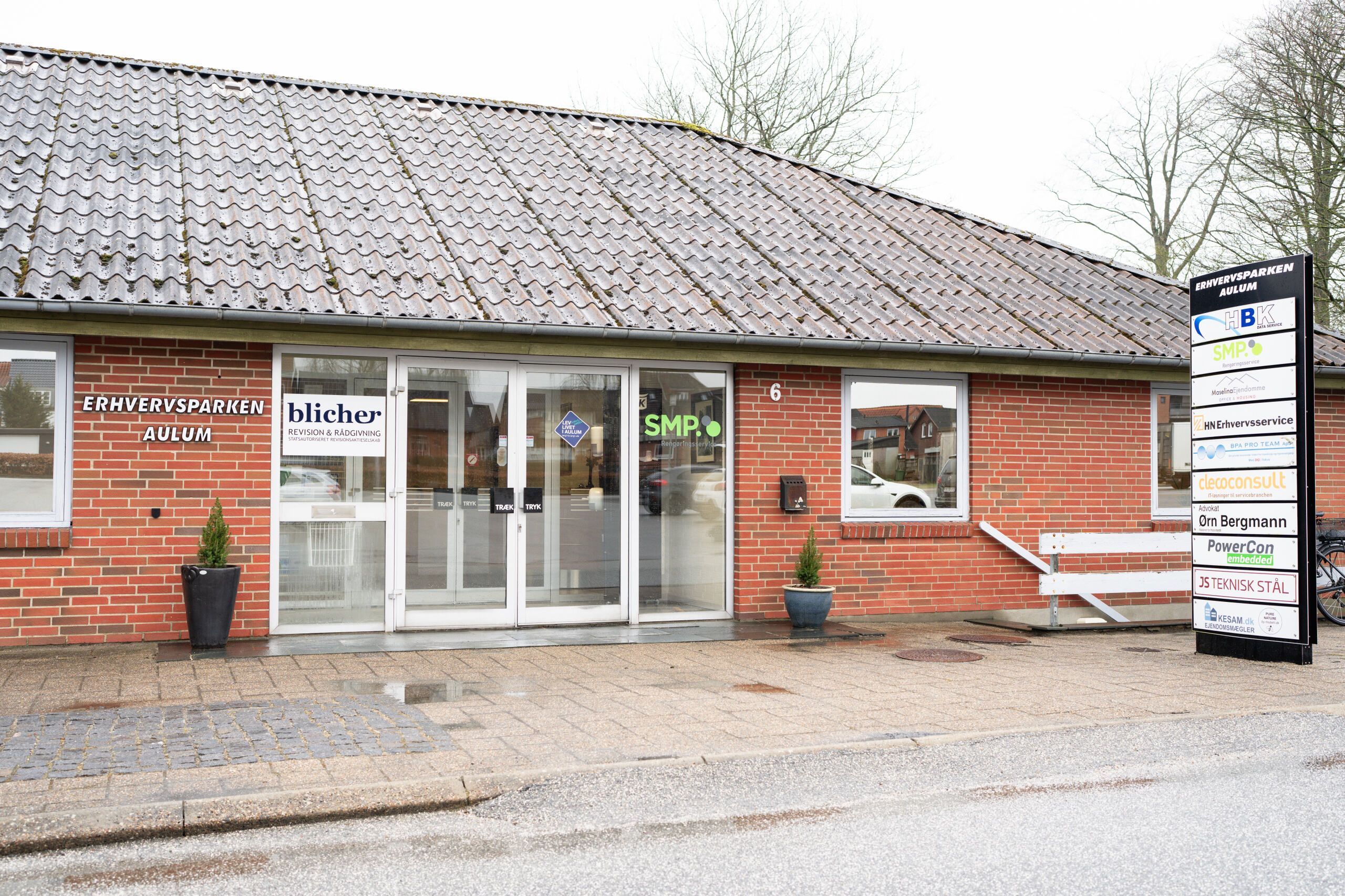 Erhvervsparken Aulum har flotte lokaler til leje. Der er altid plads til flere virksomheder. Kontakt os for mere information